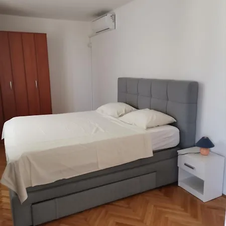 Family-Friendly Apartments With Swimming Pool Kneza, Korcula - 9130 *